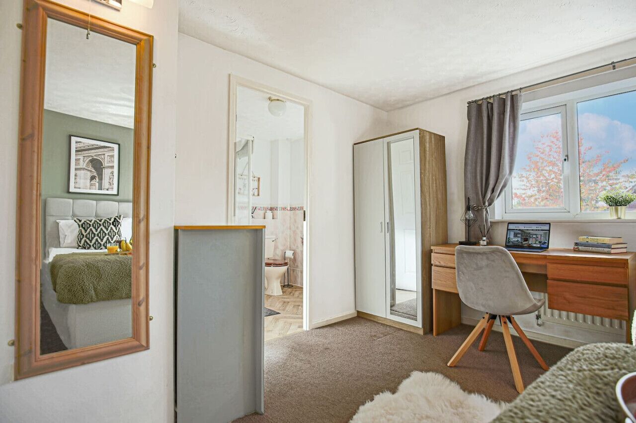 3 chambres, bureau, chambres insonorisées, fer et planche à repasser
