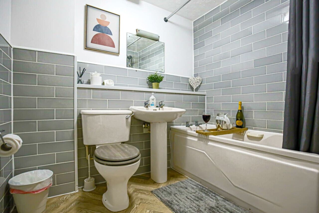 Combined shower/tub, free toiletries, hair dryer, towels