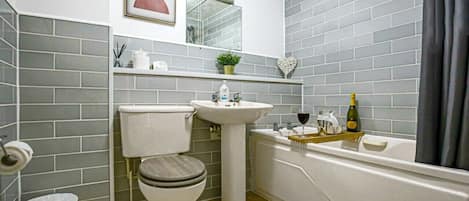 Combined shower/tub, free toiletries, hair dryer, towels
