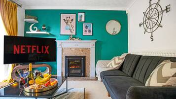 Smart TV, fireplace