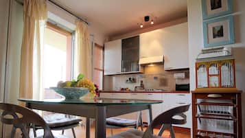 Apartment, 1 Bedroom | Private kitchen | Full-size fridge, microwave, stovetop, cookware/dishes/utensils