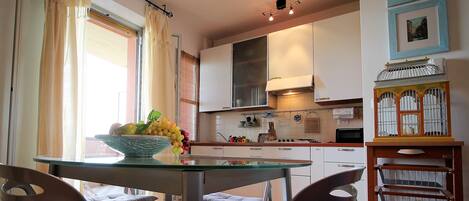 Lejlighed - 1 soveværelse | Privat køkken | Køleskab/fryser i fuld størrelse, mikrobølgeovn, kogeplade