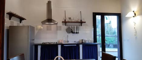 Căn hộ, 2 phòng ngủ | Khu vực ăn uống tại phòng