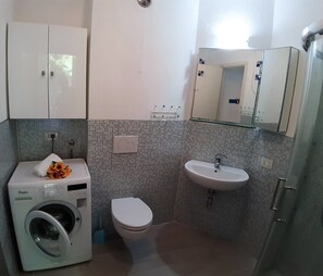 Apartamento, 1 quarto | Banheiro | Chuveiro, chuveiro com efeito de chuva, secador de cabelo, bidê