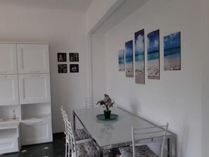 Apartment, 2 Schlafzimmer | Essbereich im Zimmer