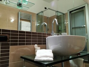 Apartment, 1 Bedroom | Bathroom sink - House Rouge (Zoagli)