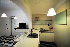 Apartamento, 1 quarto | Cozinha privada | Geladeira grande, micro-ondas, fogão, cooktop