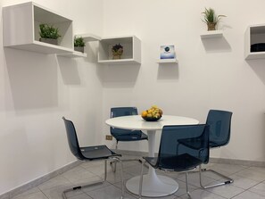 Apartamento, 1 habitación | Servicio de comidas en la habitación