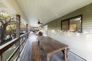 Outdoor dining - Picturesque and Beautiful 3B on the Guadalupe River (New Braunfels)