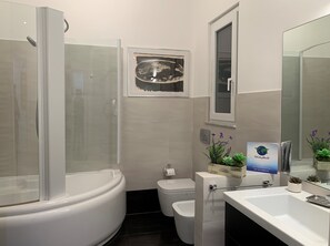 Apartment, 2 Bedrooms | Bathroom | Shower, rainfall showerhead, hair dryer, bidet - House 2A (Genoa)
