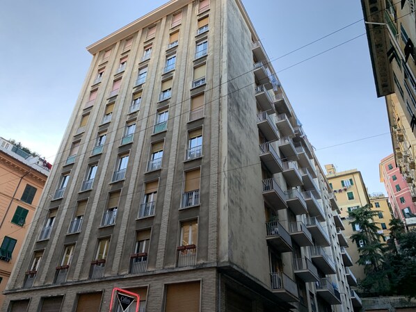 Un grand immeuble d’habitation doté de nombreux balcons et fenêtres.