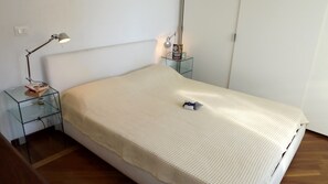 Appartement, 2 chambres | 2 chambres, fer et planche à repasser, accès au Wi-Fi (inclus)