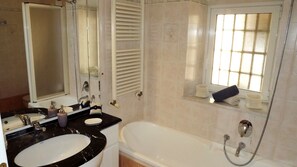 Apartment, 2 Bedrooms | Bathroom | Separate bathtub and shower, rainfall showerhead, hair dryer, bidet - House Roby (Camogli)