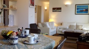 Departamento, 2 habitaciones | Área de sala de estar | Televisión de pantalla plana 
