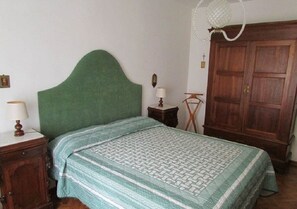 2 habitaciones, tabla de planchar con plancha y cuna de viaje 