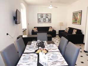 Apartment, 2 Schlafzimmer | Essbereich im Zimmer