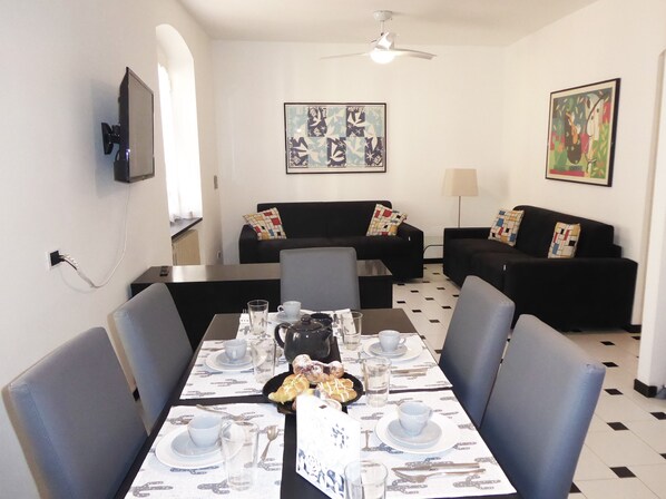 Apartemen, 2 kamar tidur | Makan di kamar