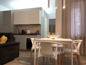 Lägenhet - 1 sovrum | Eget pentry | Stort kylskåp, mikrovågsugn, ugn och spishäll