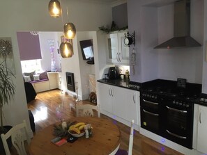 Maison | Cuisine privée | Réfrigérateur, four à micro-ondes, un four, surface de cuisson