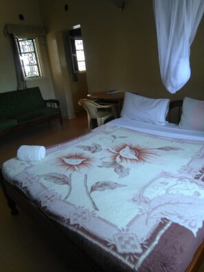 Double Room | Desk, free WiFi, bed sheets - Magline Conference And Guest House (Kisumu)