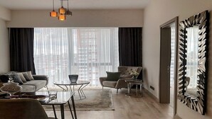 Deluxe Apartment | Living room | 43-inch LED TV with satellite channels, TV, Netflix - Royal Residence İstanbul (Istanbul)