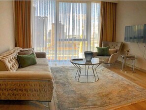 Royal-Apartment | Wohnzimmer | 43-Zoll-LED-Fernseher mit Satellitenempfang, Fernseher, Netflix