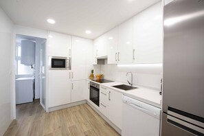 Frigorífic, microones, forn i placa de cuina 