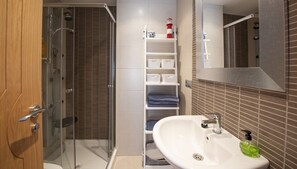 Badewanne, Haartrockner, Handtücher