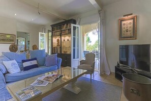 Fernseher, Kamin, DVD-Player