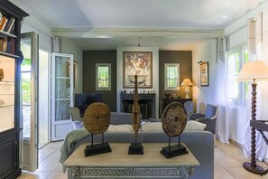 TV, caminetto, lettore DVD