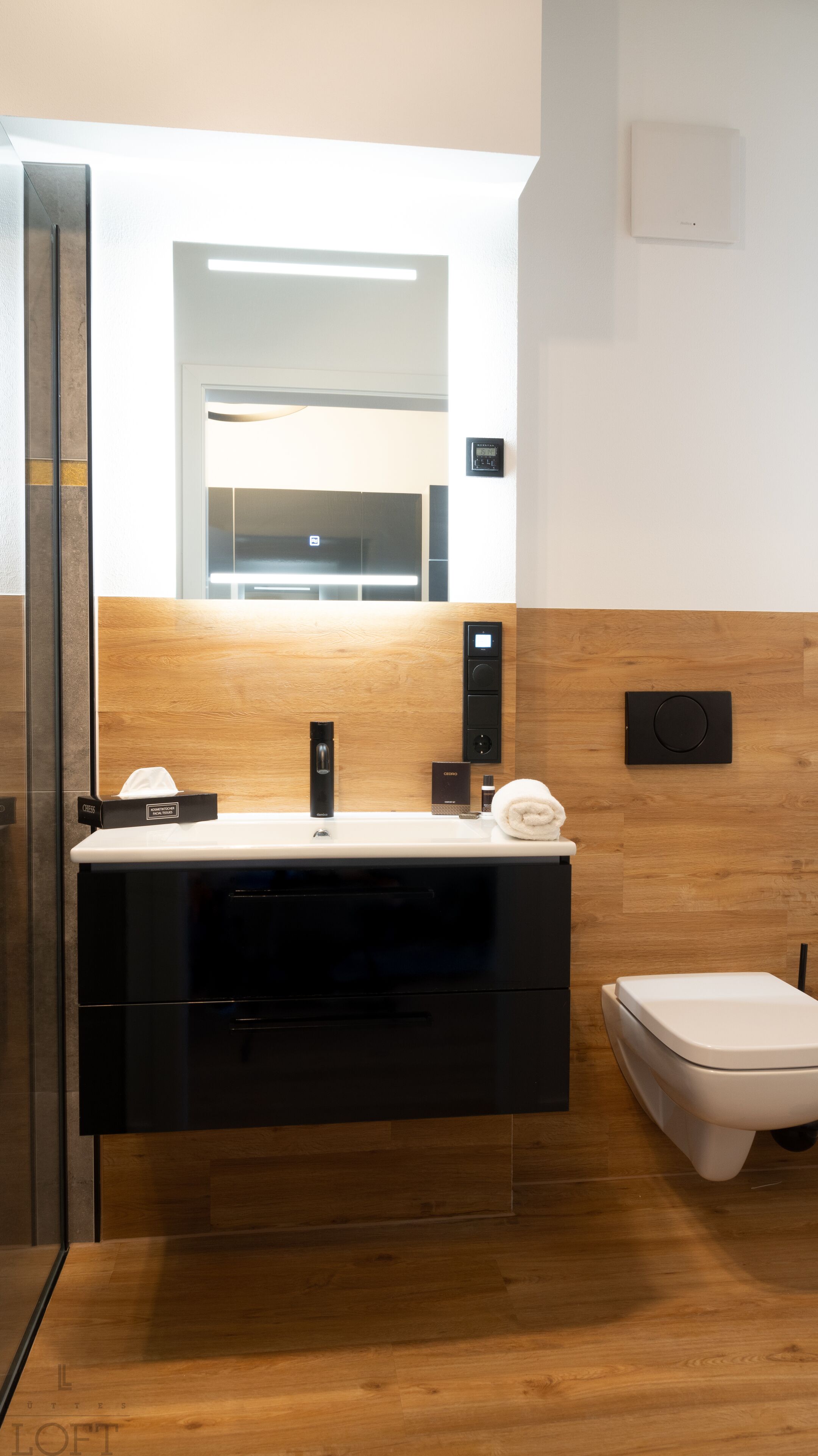 standard double room | bathroom | shower, rainfall showerhead, free toiletries, hair dryer