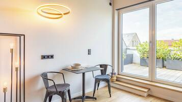 Comfort-Apartment | Allergikerbettwaren, Minibar, Zimmersafe, individuell dekoriert
