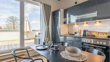 Deluxe Apartment | Private kitchen | Oven, stovetop, espresso maker, coffee/tea maker