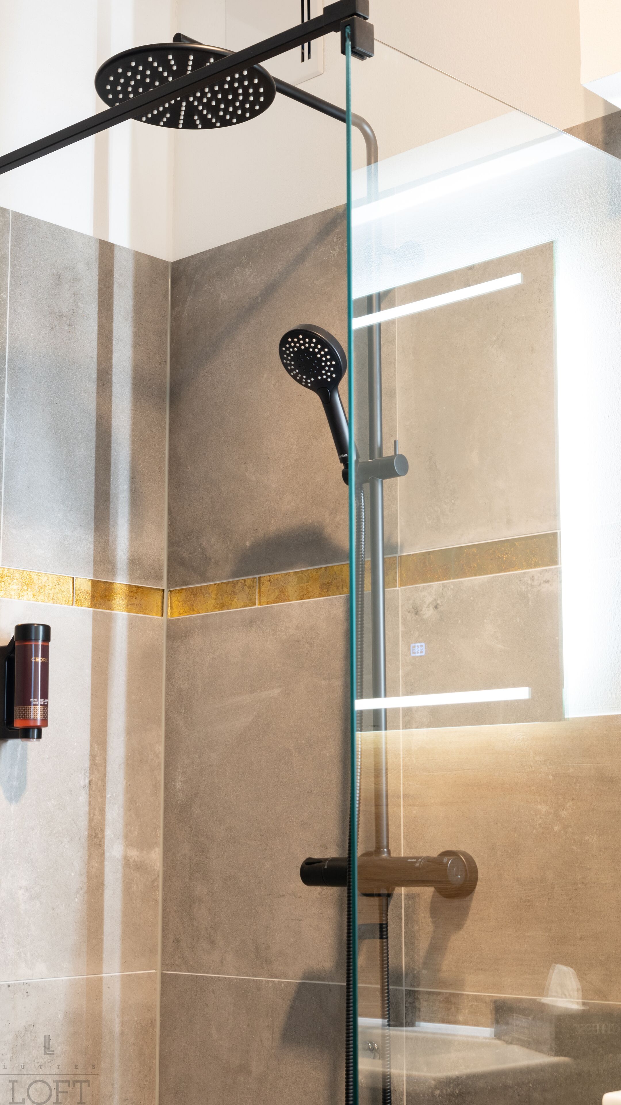 standard double room | bathroom | shower, rainfall showerhead, free toiletries, hair dryer