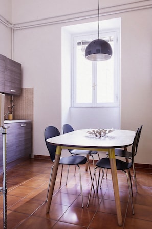 Appartement, 2 slaapkamers | Dineren op de kamer
