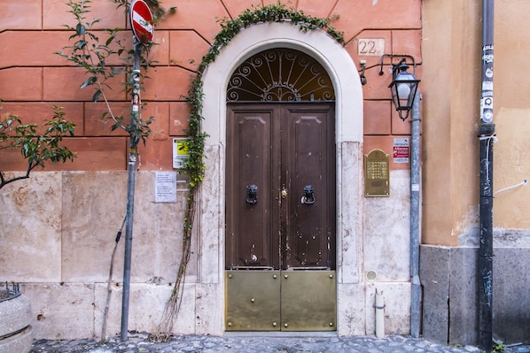 المنشأة من الخارج