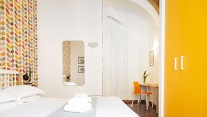 A hotel room with a bed, a desk, and a chair. - Garibaldi RTH (Rome)