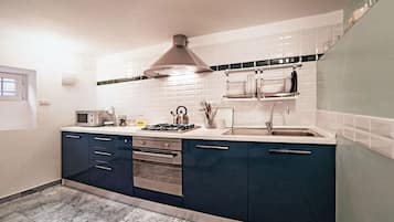 Departamento, 1 habitación | Cocina privada | Refrigerador con congelador, microondas, horno y parrilla de estufa