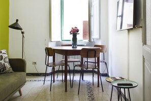 Appartement, 2 chambres | Salle de séjour | Télévision LCD