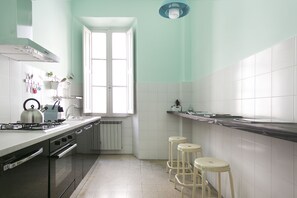 Appartement, 2 chambres | Cuisine privée | Grand réfrigérateur, micro-ondes, four, plaque de cuisson