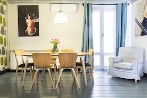 Apartment, 2 Schlafzimmer | Essbereich im Zimmer