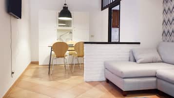 Appartement, 2 chambres | Salle de séjour | Télévision LCD