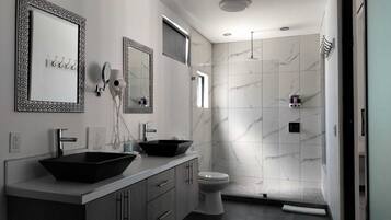 Honeymoon kamer | Badkamer | Een douche, een haardroger, handdoeken, zeep