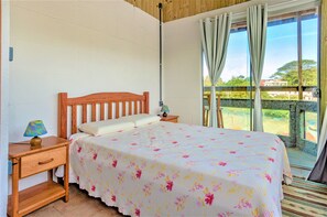 Refrigerador con freezer, horno, licuadora, utensilios de cocina