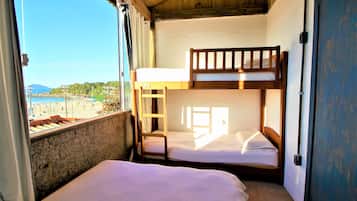 Habitación cuádruple Deluxe, vista al océano | Wifi gratis