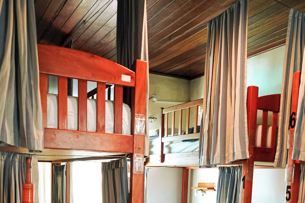 Habitación con literas, muebles de madera y cajones numerados.