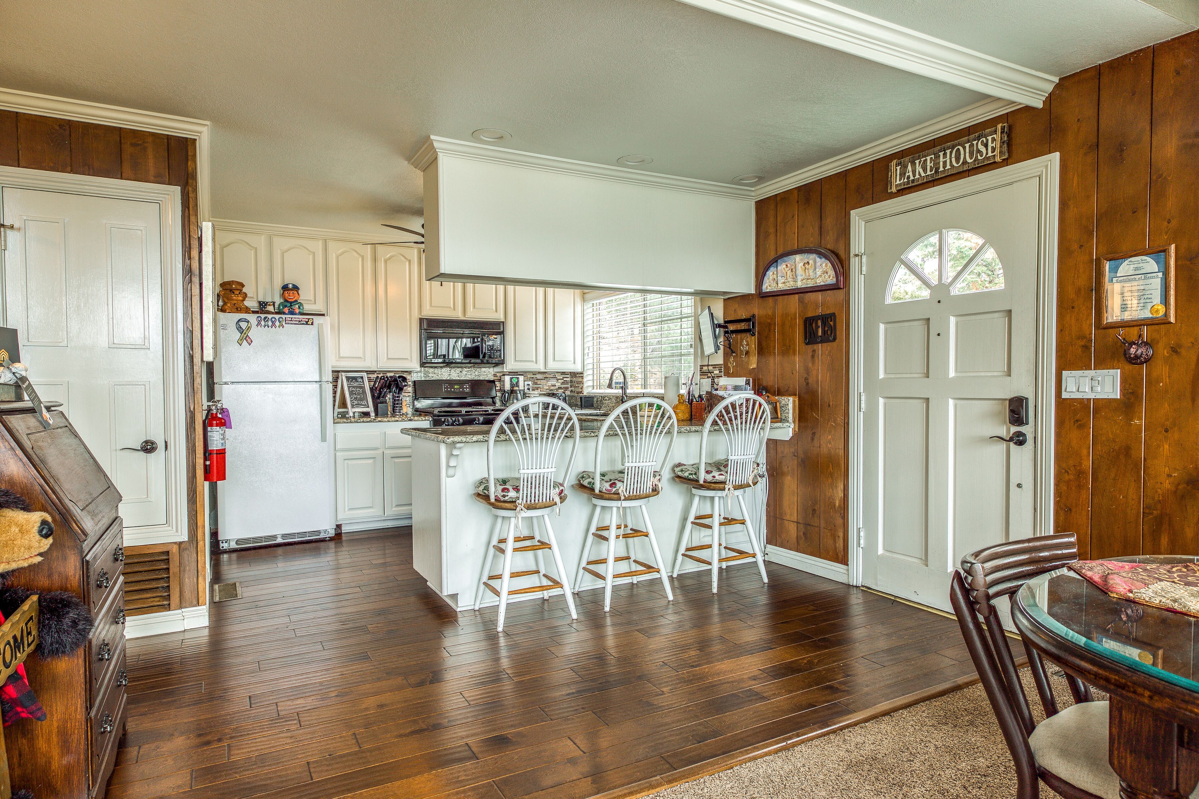 Amazing home with pub and pool table in the loft + mountain views & fireplace
