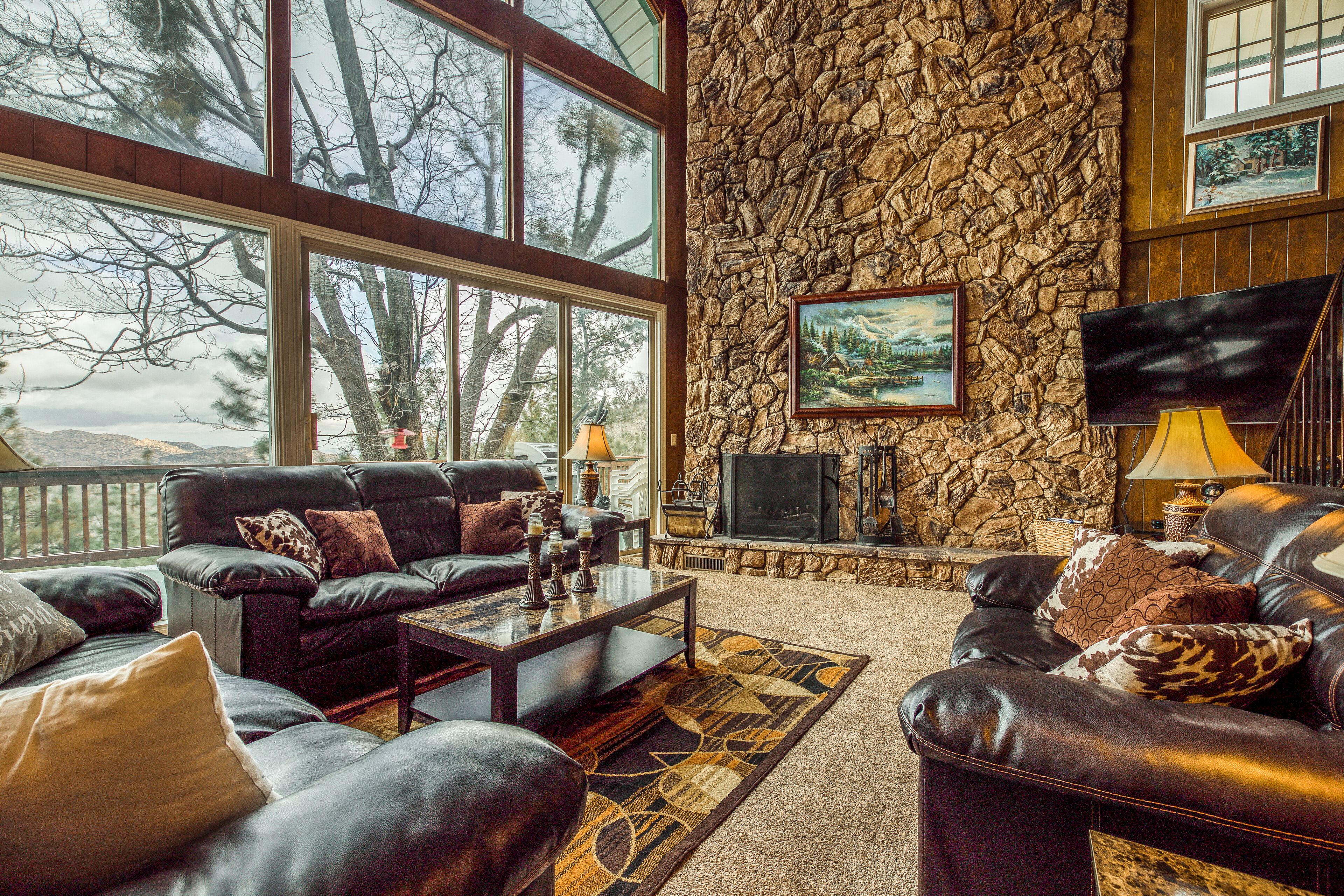 Amazing home with pub and pool table in the loft + mountain views & fireplace