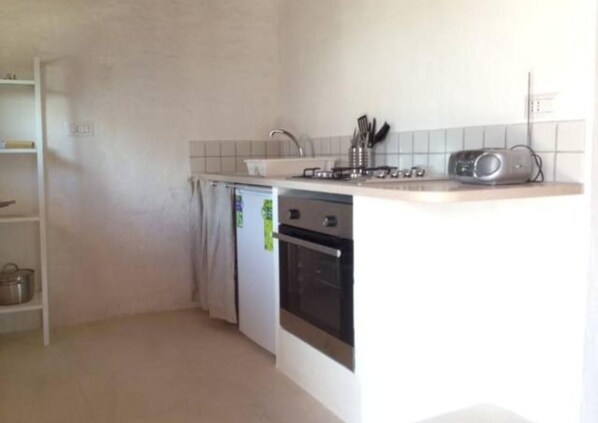 Refrigerador, horno, parrilla de estufa y cafetera y tetera 