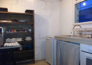 Refrigerador, horno, parrilla de estufa y cafetera y tetera 